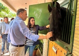 El alcalde y la consejera acarician uno de los ejemplares.