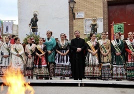 Remedios Lajara, en el centro, en el momento de la hoguera de Santa Bárbara.