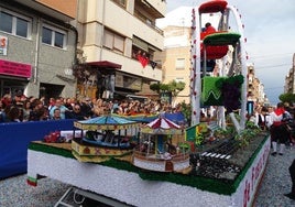 Una de las decenas de carrozas decoradas con miles de 'papelicos'.