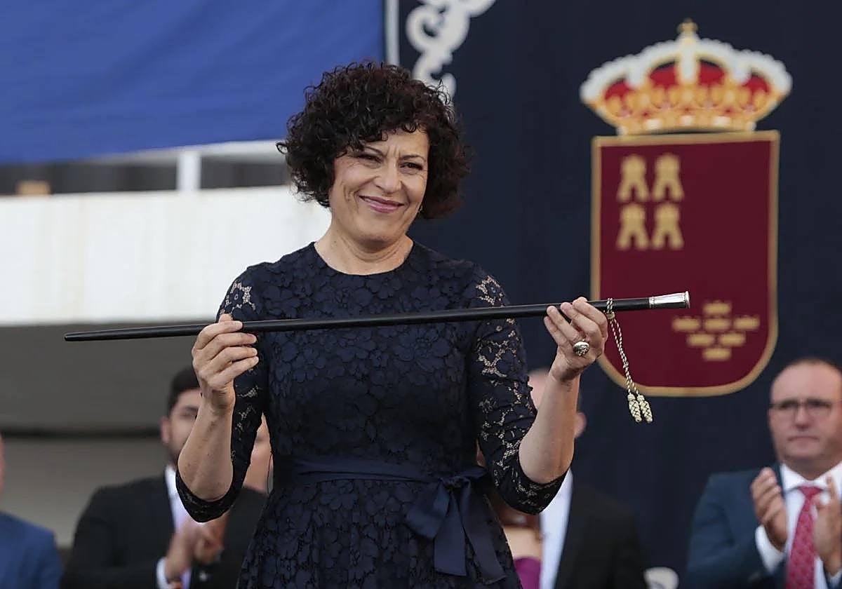 Mari Ángeles Túnez, con el bastón de mando de la alcaldía de Puerto Lumbreras.