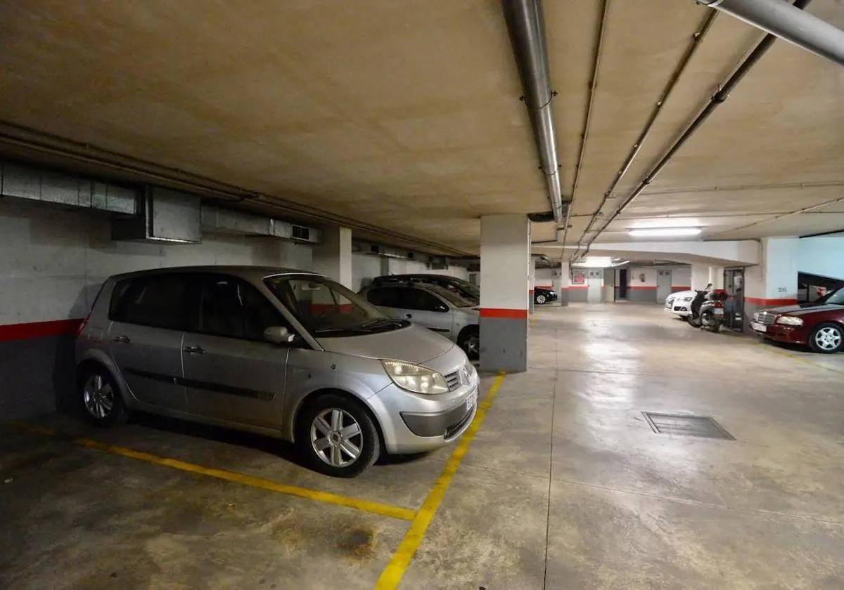 Plazas de garaje en un edificio de Murcia, en una imagen de archivo.