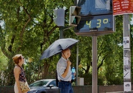 Un hombre se protege del sol con un paraguas, el verano pasado en Murcia.