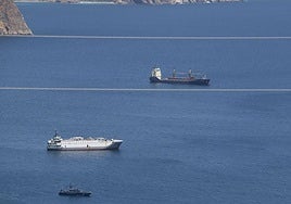 El 'Borkum', al fondo, este jueves fondeado en Cabo Tiñoso.