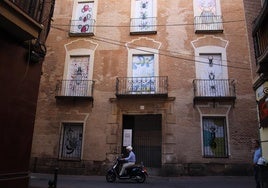 Arriba, exposición en la fachada del palacio de Santa Quiteria; abajo, el nuevo folleto del Museo de la Ciudad.