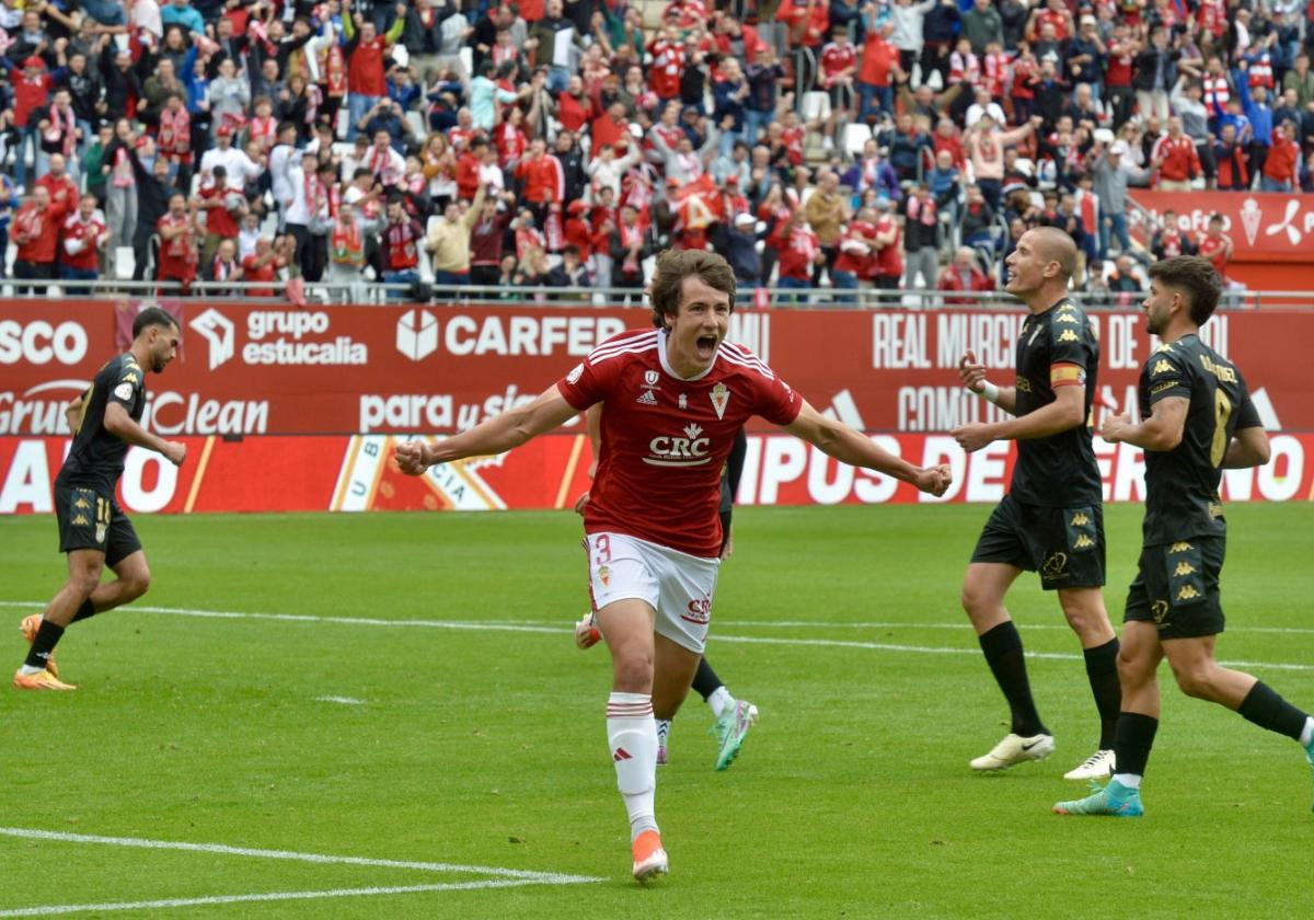 Marc Baró, jugador del Real Murcia, celebra el gol que le marcó al Ceuta en el partido disputado recientemente en el Enrique Roca.