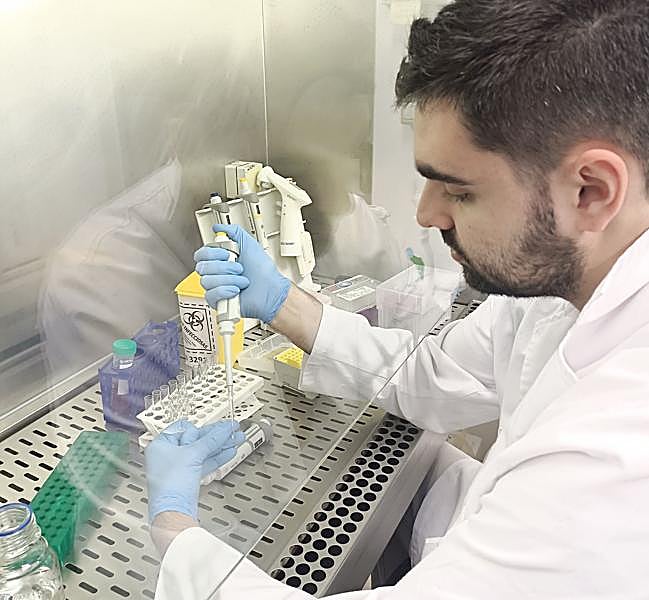 El estudiante predoctoral Ignacio Quevedo aislando una muestra en el laboratorio.