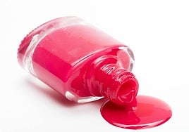 Elimina las manchas de esmalte de uñas.