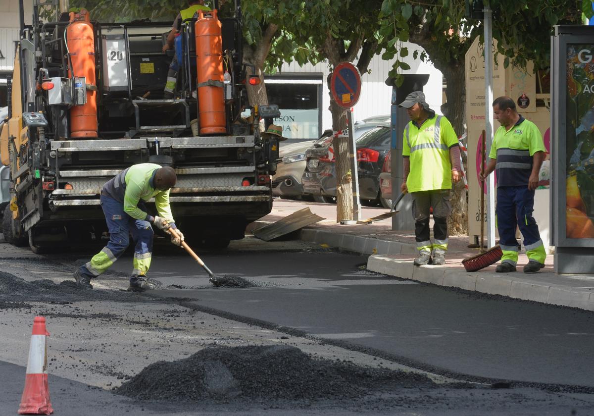 Obreros realizan labores de asfaltado en Murcia, en una imagen de archivo.