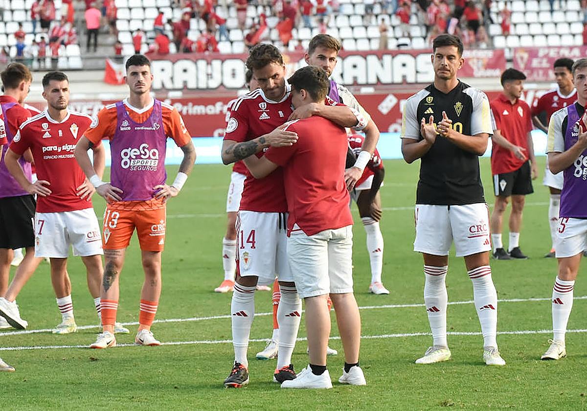 Pedro León abraza a un chaval, en el momento en el que la plantilla se acercaba a la grada para agradecer el apoyo.