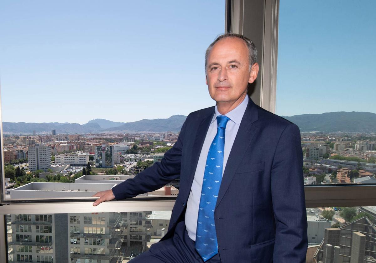 Javier Celdrán, en la sede de la consultora PwC en Murcia, en la Torre Godoy.