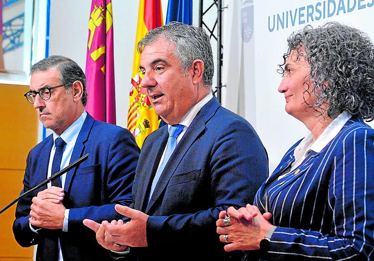 El rector de la UMU, José Luján; el consejero de Universidades, Juan María Vázquez; y la rectora de la UPCT, Beatriz Miguel.