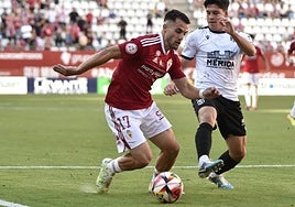 Dani Vega intenta zafarse de un jugador del Mérida.