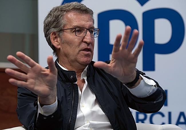 Feijóo, en la sede del PP en Murcia, en la entrevista.