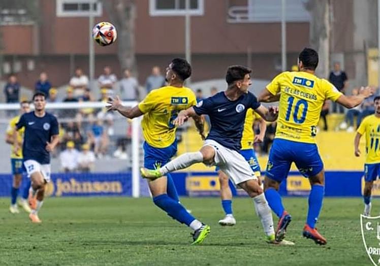Revilla fue generoso con gran derroche defensivo en el campo del Badalona.