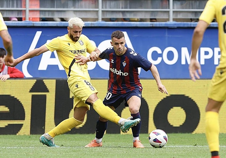 Luis Muñoz conduce el balón en el partido contra el Eibar.