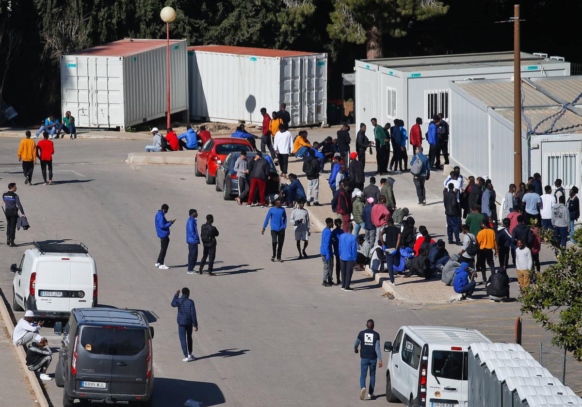Inmigrantes en el campamento ubicado junto al antiguo hospital Naval de Cartagena, en una imagen de archivo.