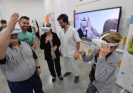 Dos usuarios de Afade prueban las gafas de realidad virtual, este lunes.