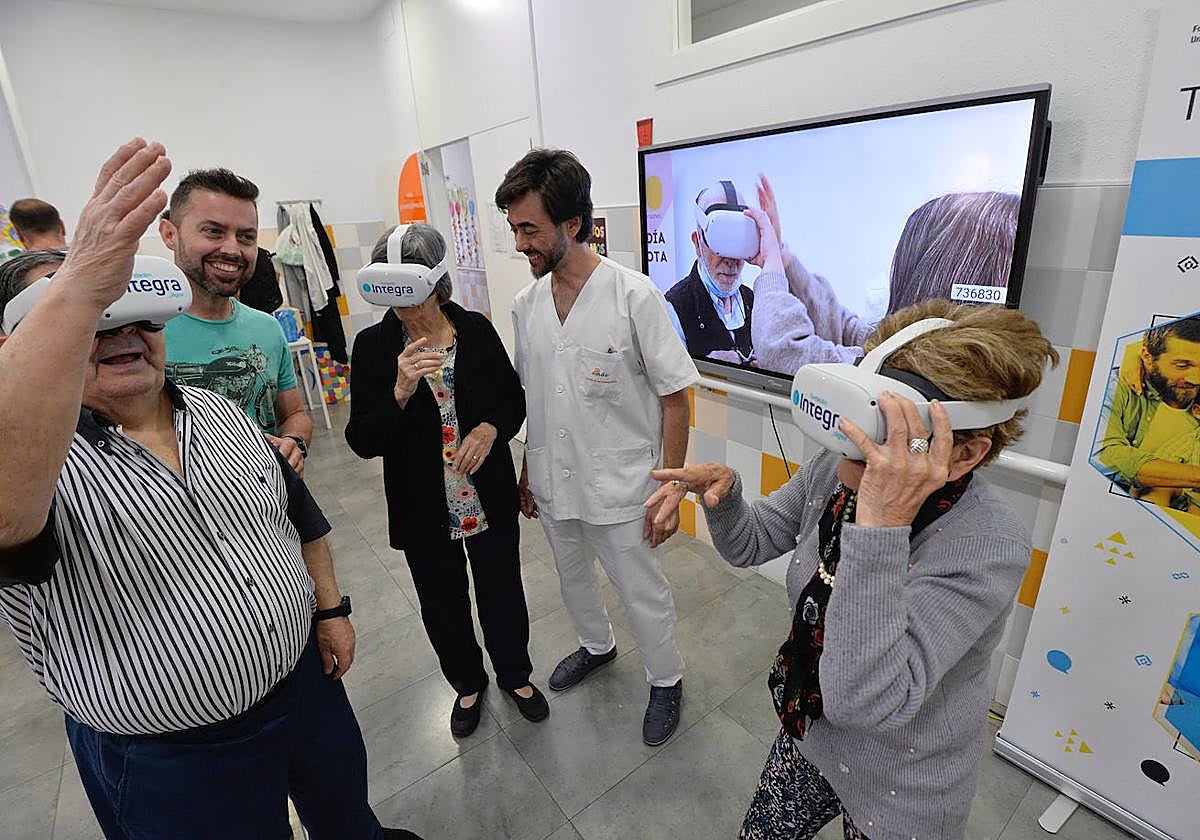 Dos usuarios de Afade prueban las gafas de realidad virtual, este lunes.