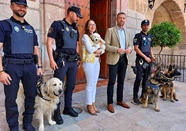 El alcalde, José Francisco García, junto al comisario y las nuevas incorporaciones para la Unidad Canina de la Policía Local.