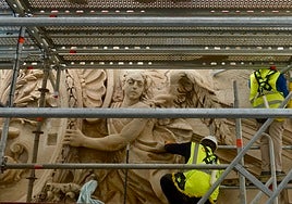 Detalle de uno de los ángeles de la parte superior del imafronte de la Catedral de Murcia.