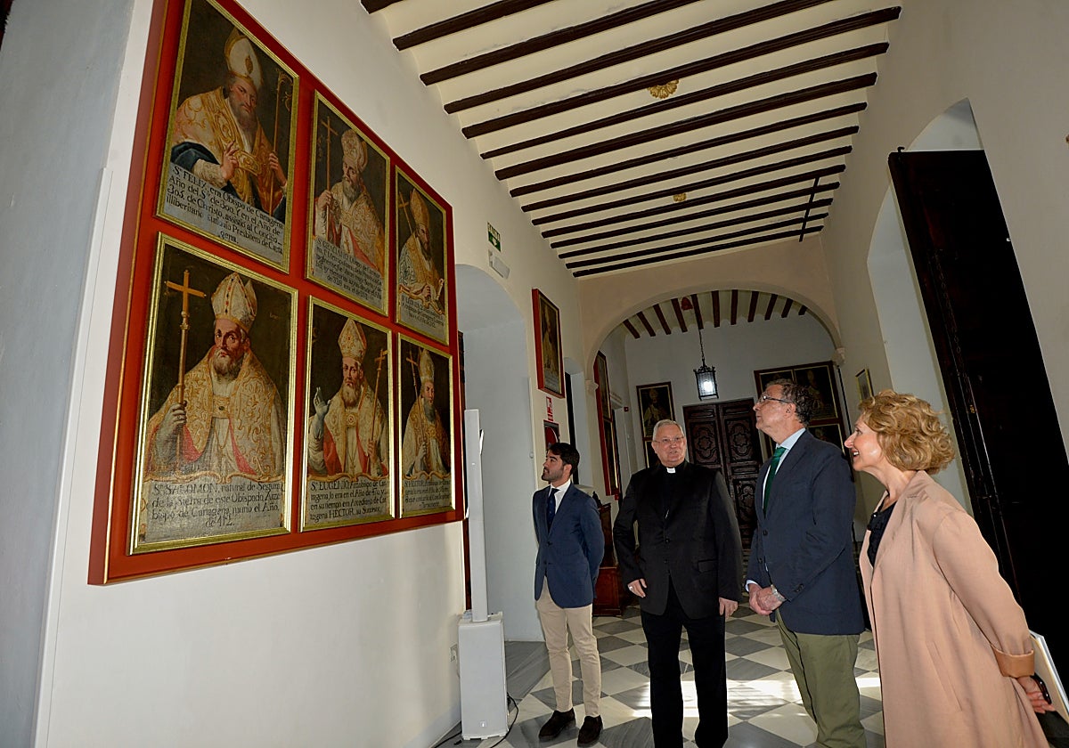 El concejal Diego Avilés, el obispo Lorca Planes, el alcalde de Murcia, José Ballesta, y la presidenta de los arquitectos, María José Peñalver, en una de las salas que se abrirán al público.