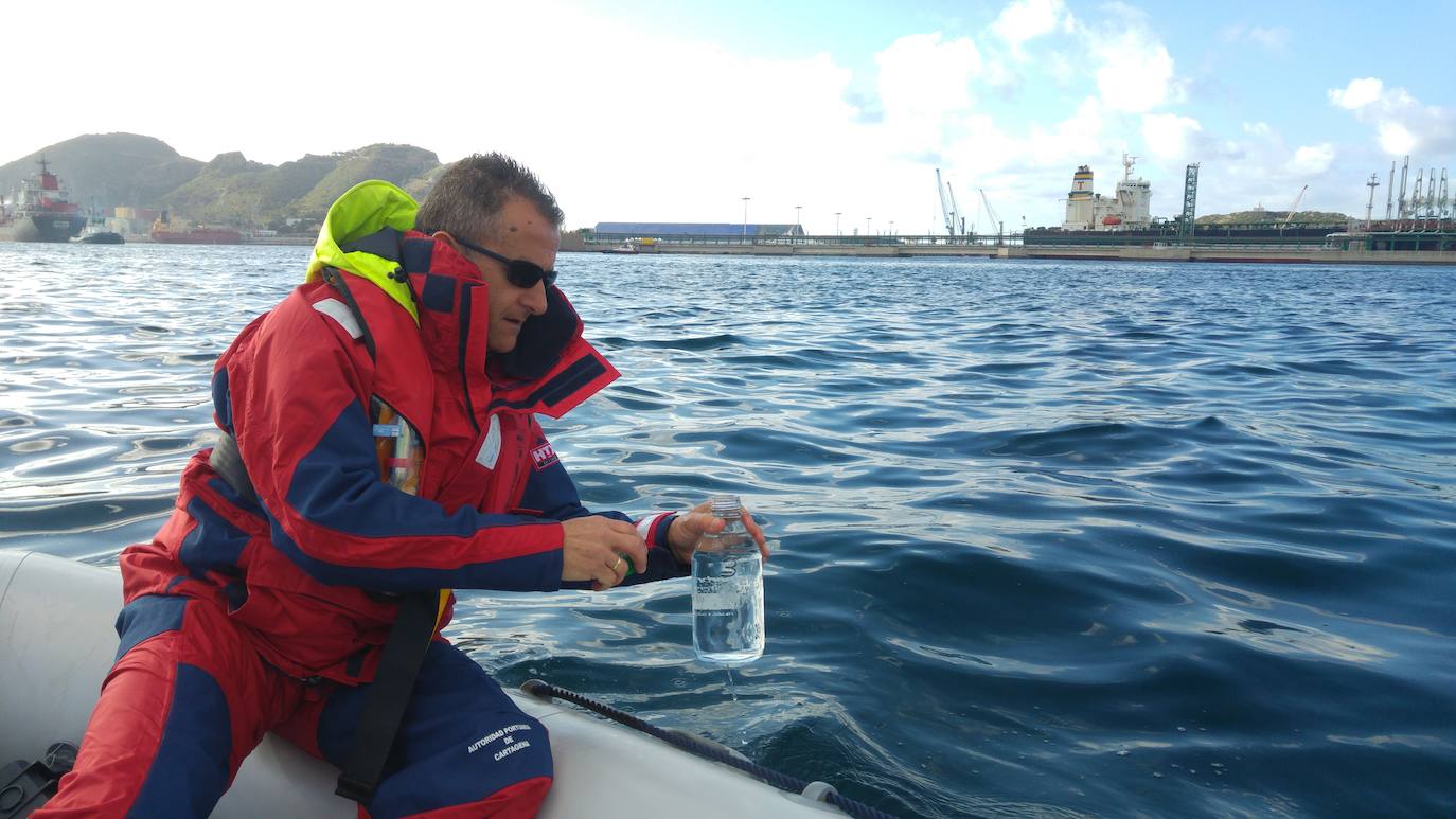 El responsable de Medio Ambiente del Puerto, José Sánchez, toma muestras del agua.