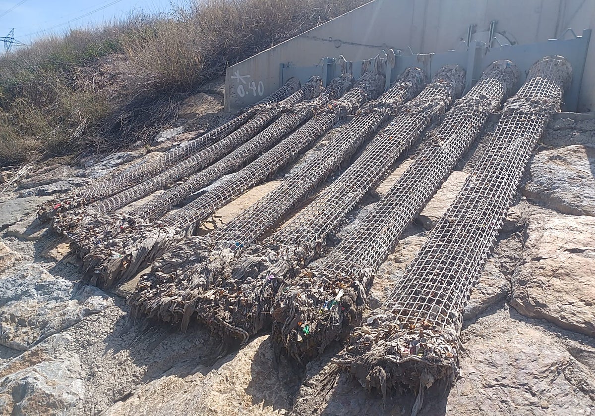 Tablacho metálico con ocho redes instalado en la escollera de uno de los aliviaderos de Sangonera la Verde, durante una de las pruebas piloto.