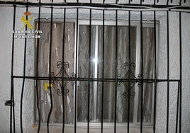 El estado de la ventana del inmueble tras ser golpeada.