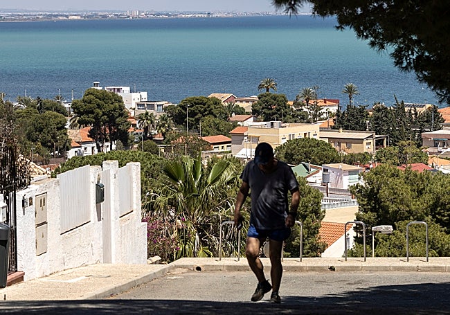 La mancha blanca del Mar Menor, frente a la urbanización de El Carmolí, el pasado mes de abril.