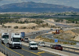 El desvío de tráfico que se habilitó ayer en el entronque de la autovía de Caravaca con el Arco Noroeste, que se observa al fondo.