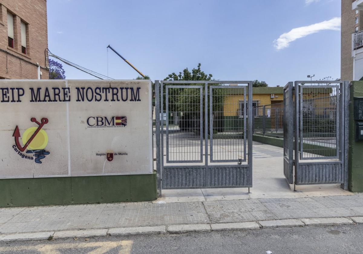 Fachada principal del colegio Mare Nostrum, en la calle Ribera de San Javier, con sus sistemas de seguridad para evitar robos y actos vandálicos.