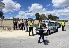 Policía Local y Guardia Civil, ayer, en uno de los controles.