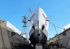 Megayate que ha reinaugurado el dique seco del astillero.