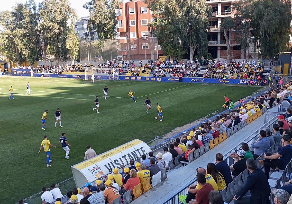 Marc Sirera intenta regatear a Alaix ante la mira expectante de los aficionados en Los Arcos.