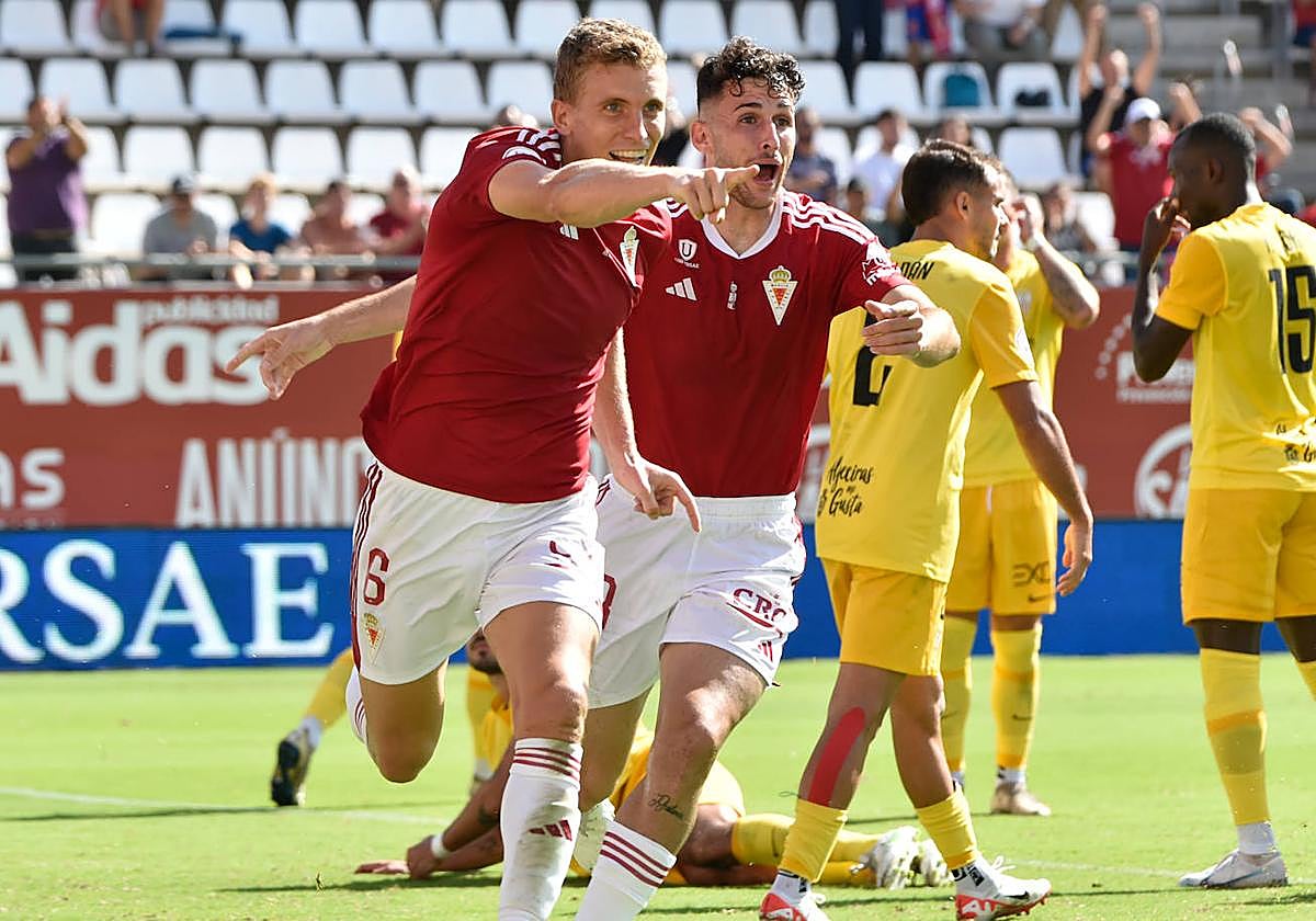 Alberto González celebra junto a Imanol su gol ante el Algeciras, esta temporada.