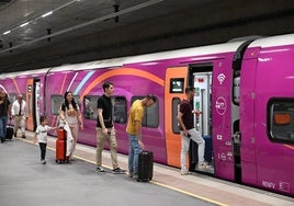 Pasajeros suben a uno de los nuevos trenes Avlo, este martes.