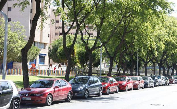 Imagen de archivo de unos coches estacionados.