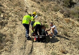 Sanitarios atienden a la mujer herida en el lugar del suceso.