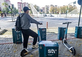 Un joven coge un patinete en Murcia, en una foto de archivo.