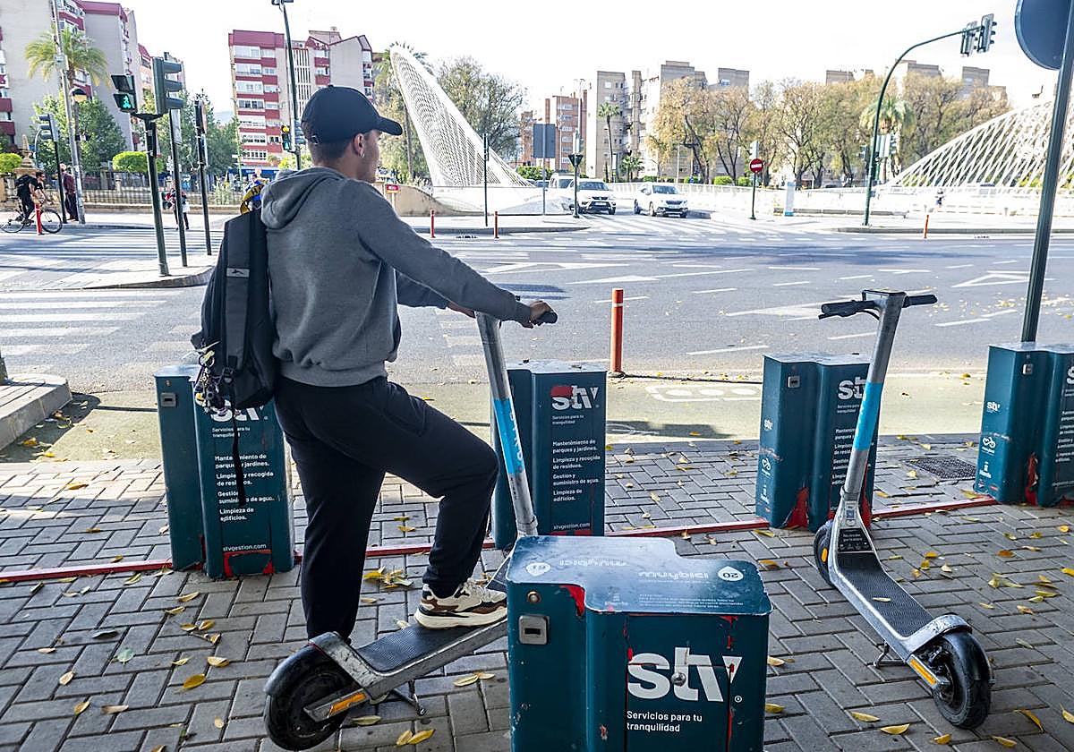 Un joven coge un patinete en Murcia, en una foto de archivo.