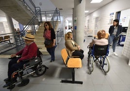 Pacientes y acompañantes aguardan su turno en un centro de salud de Murcia.