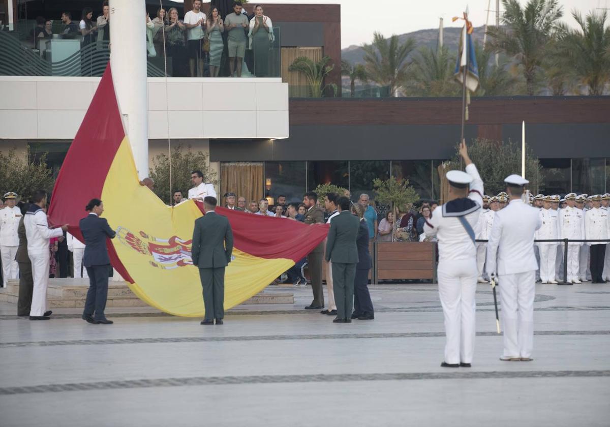 Arriado de bandera en una imagen de archivo.