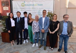 La presidenta de la Ambulancia del Deseo, Carolina Cánovas, junto a Alberto González-Costea, Tiago Salazar e Irina Salazar (Never Surrender), Pepa Astillero (Pupaclown), Juan García de Cubas (Cultura en Vena), Laura Osuna y Óscar Royo (Kartsana), ayer, en el Teatro Romea.