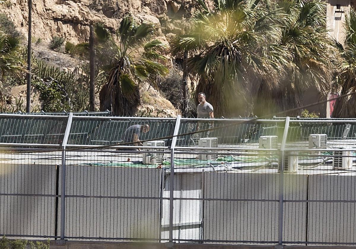 Dos operarios desmontan los primeros módulos que serán trasladados a la Algameca.