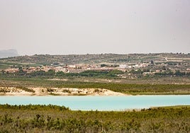 La pedanía oriolana de Torremendo, con el embalse de La Pedrera en primer término.