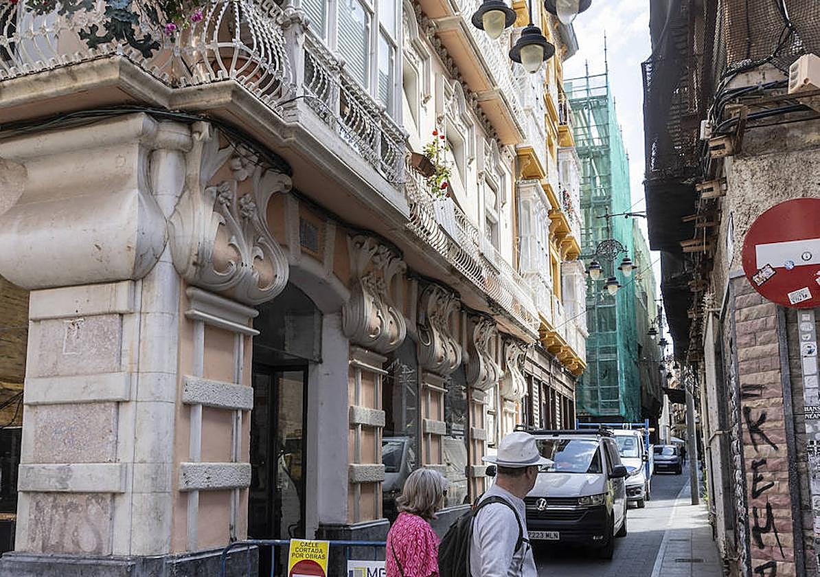 Una pareja pasa delante de la calle Cuatro Santos, en obras.