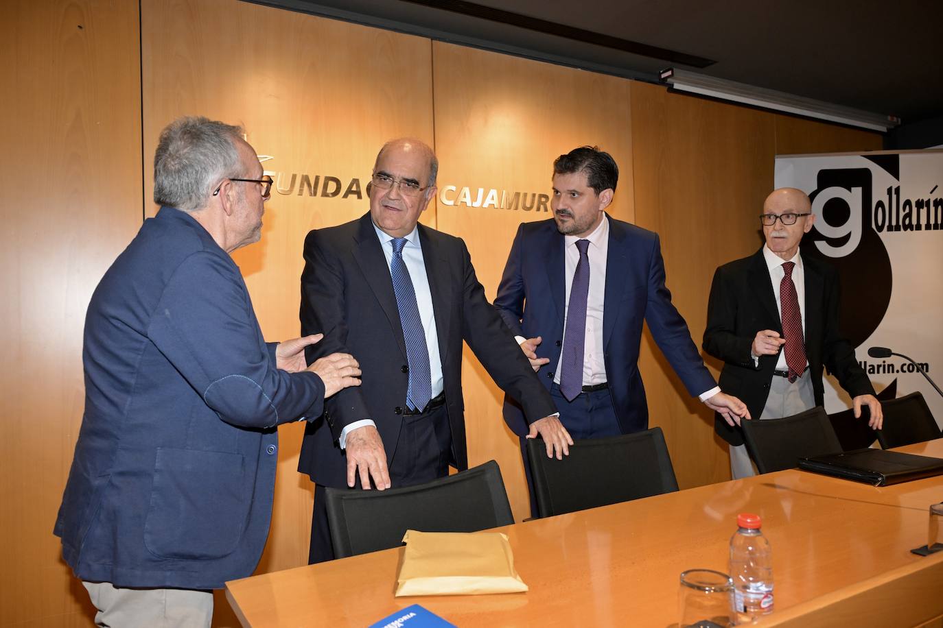 Familiares, excompañeros de la política y amigos arropan a Juan Ramón Calero en Las Claras