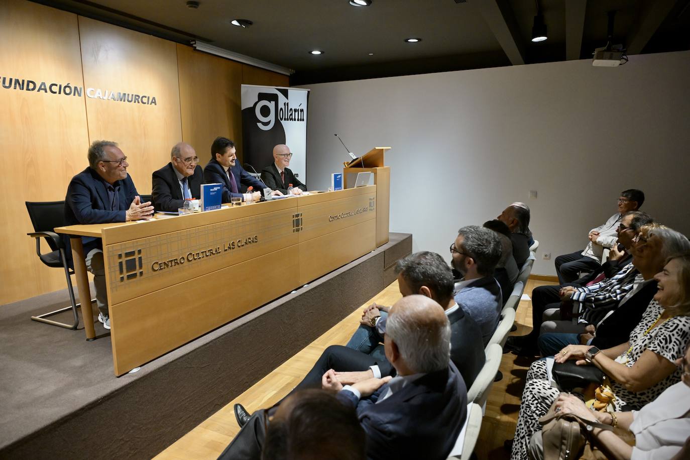 Familiares, excompañeros de la política y amigos arropan a Juan Ramón Calero en Las Claras