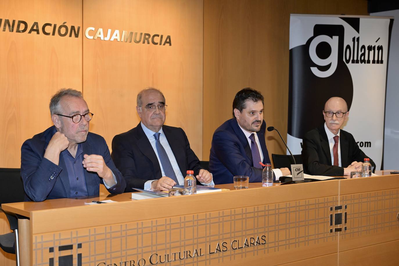 Familiares, excompañeros de la política y amigos arropan a Juan Ramón Calero en Las Claras