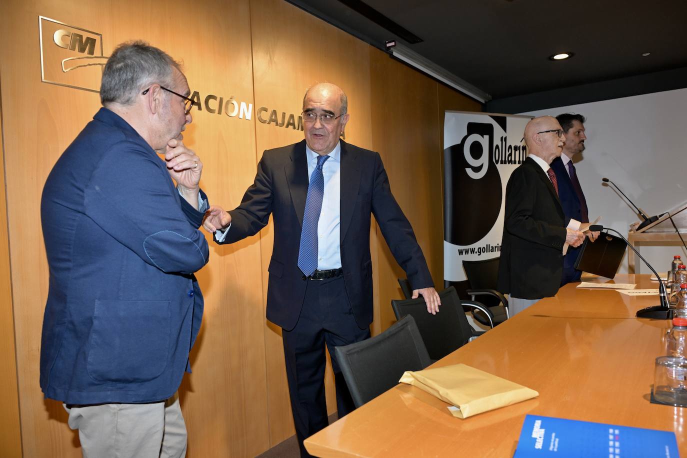 Familiares, excompañeros de la política y amigos arropan a Juan Ramón Calero en Las Claras